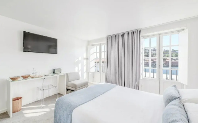 Miragaia Riverside Suites.
