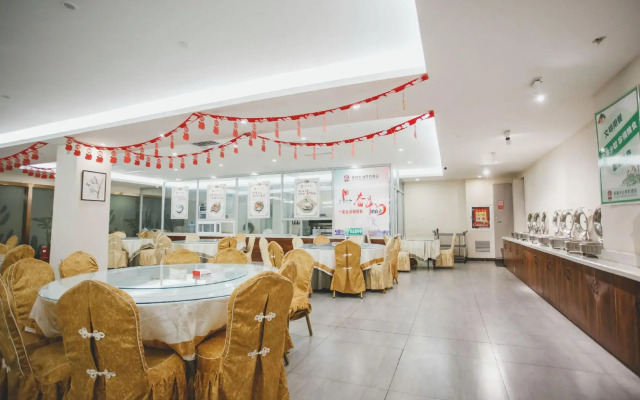 Xinjiang Tianshan Snow Leopard Hotel