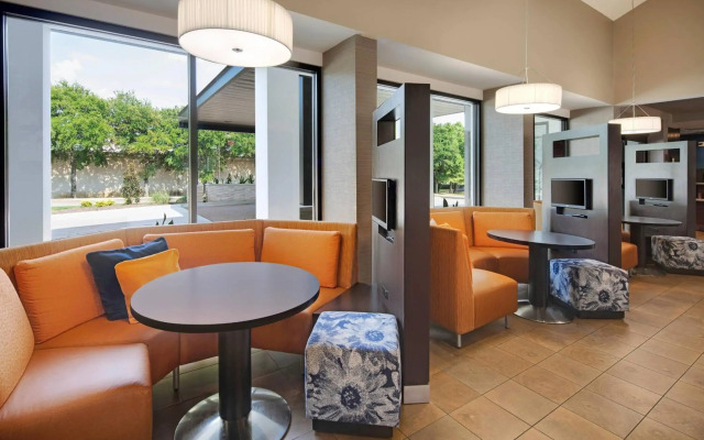 Courtyard by Marriott Addison Midway