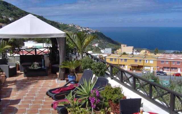 Rustic Holiday Home With Balcony and sea View