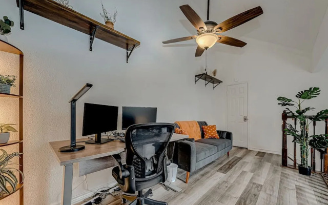 Upscale 1BR Condo in Med Center