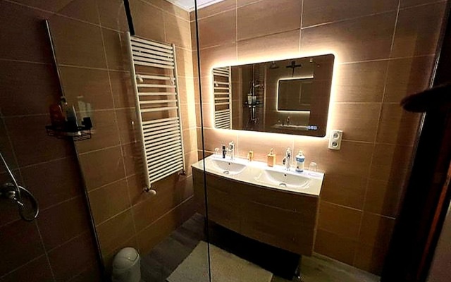 Dog-friendly Home With Bubble Bath