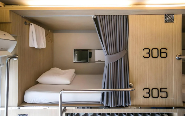 Sleep Lab Hostel – Guest Rooms – Bangkok