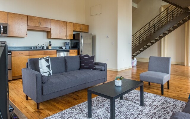 High-Rise Downtown Apts by Frontdesk