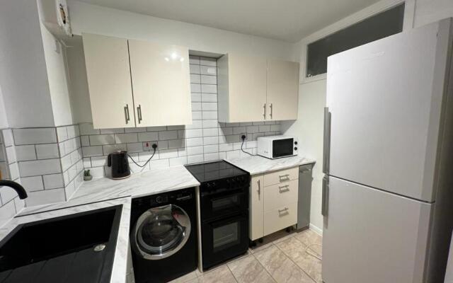 Impeccable 2-bed Apartment in Grays, London