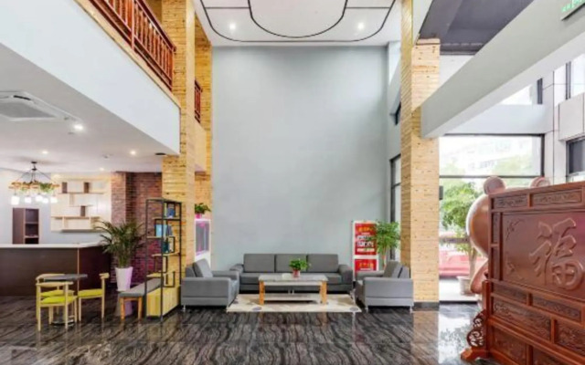 Langyue Fashion Hotel (Chizhou RT-Mart)