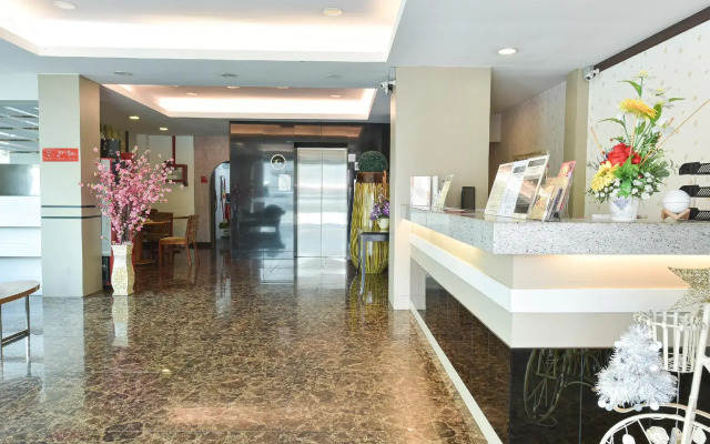 Capital O 516 Grand CT Hotel