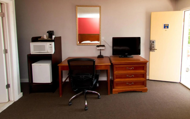 Scottish Inn and Suites