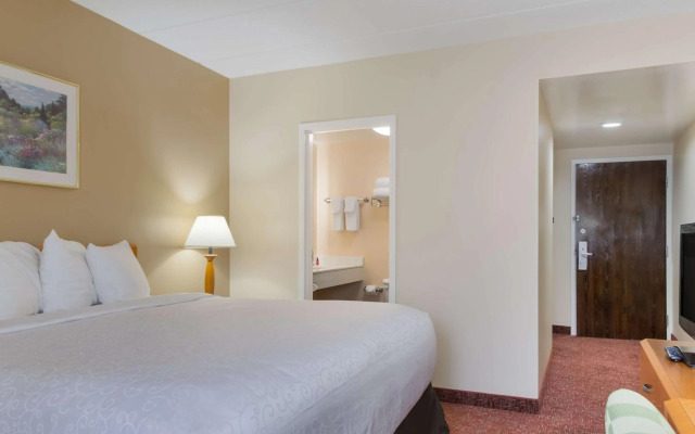 All Seasons Inn & Suites