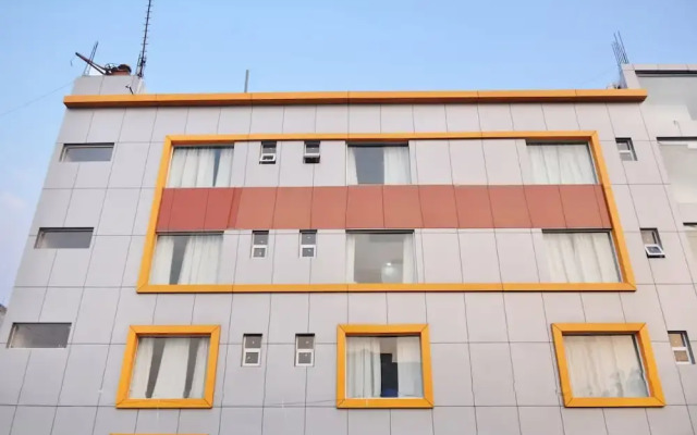 Oyo 11367 Hotel Yellow