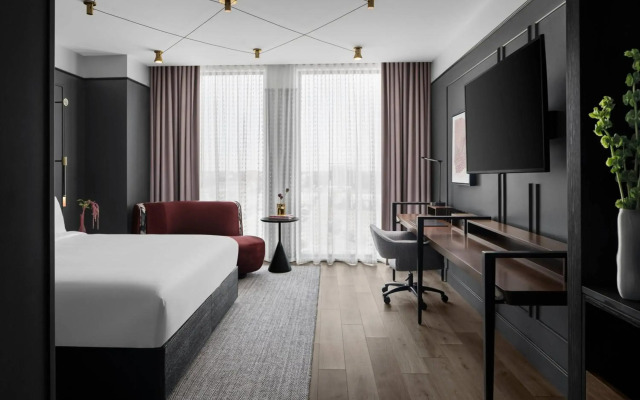Renaissance Milwaukee West Hotel