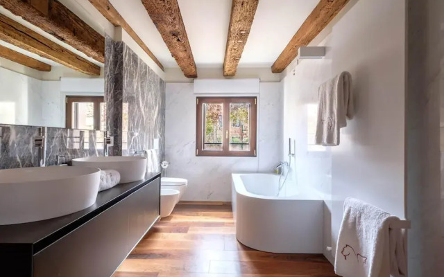 Lido - Stylish San Marco Apartment on Grand Canal