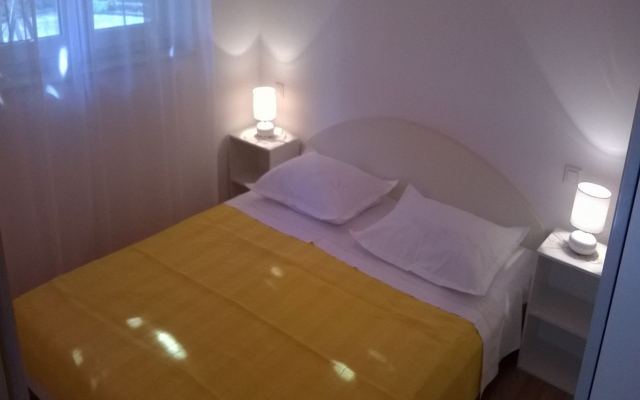Apartment Tom - 500 m from sea: A1 Omis, Riviera Omis