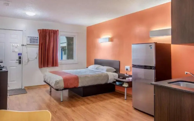 Motel 6-Camrose, AB