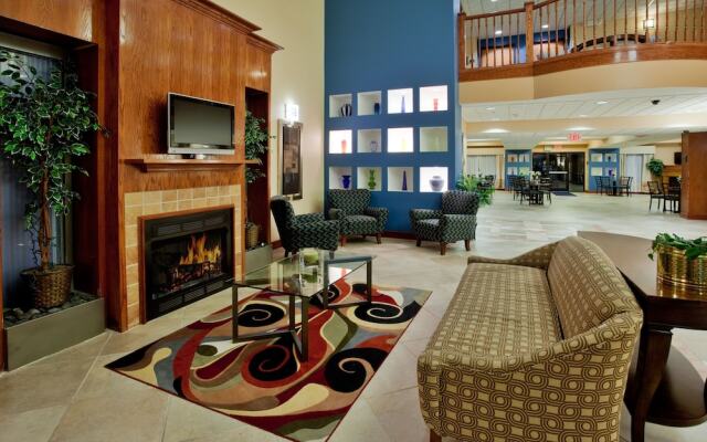 Holiday Inn Express & Suites Suffolk