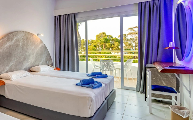 Adelais Bay Hotel