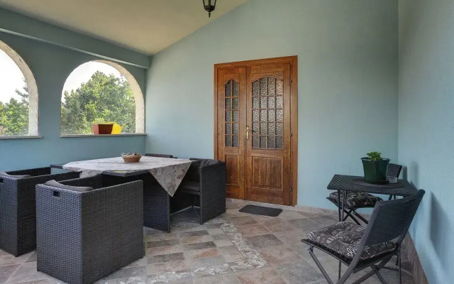Traditional Holiday Home With Covered Terrace