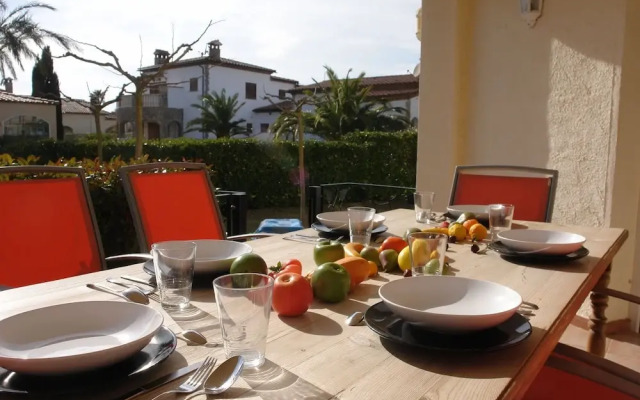 Spacious Villa in Vilacolum With Swimming Pool