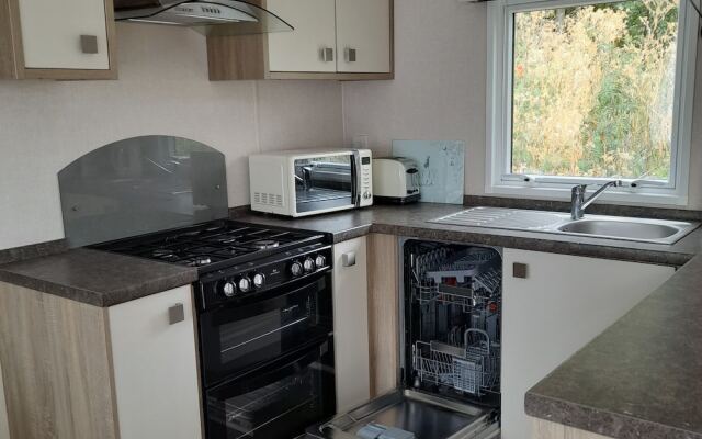 Impeccable 3-bed Cabin in Tattershall, UK