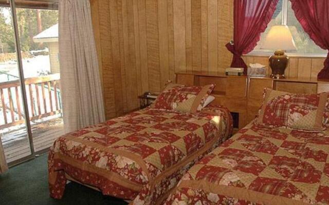 RedAwning A Beary Nice Lakefront