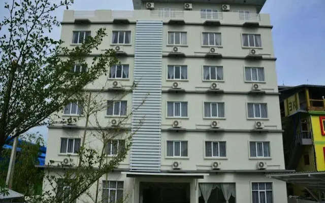 Platinum River View Hotel