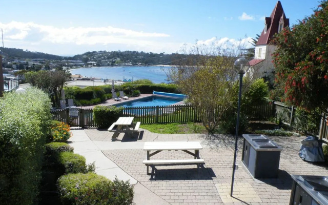 Pacific Heights Holiday Apartments & Munn's Tower House