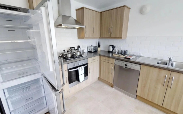 Stayzo - Cole Green Lane - Ideal for Your Next Staycation or Workcation Whole House With Wi-fi