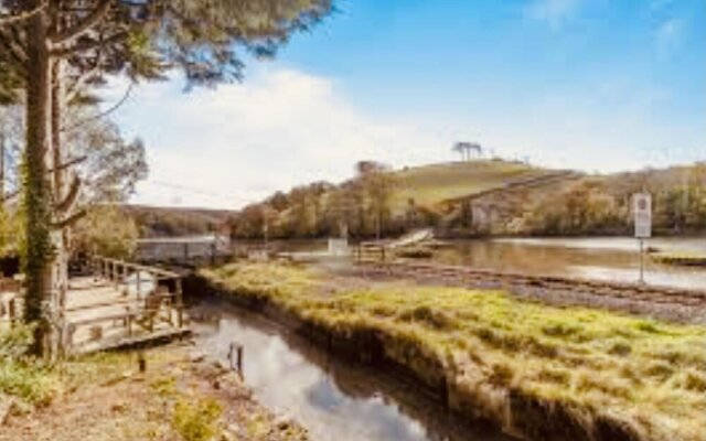 Charming 2-bed Cottage in Tranquil Riversetting