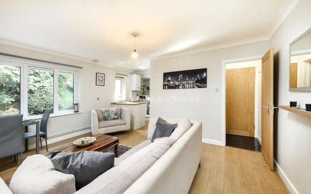 One bedroom central Slough with parking