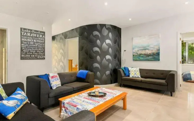 FlaxWater Bach - Lake Tarawera Holiday Home