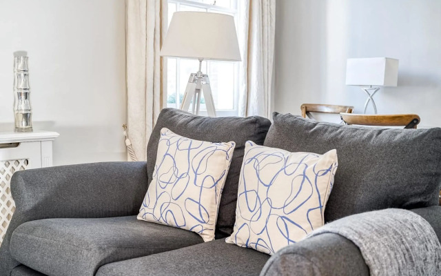 Cozy and Spacious Kensington Maisonette