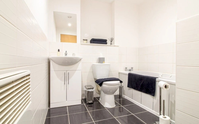 Stylish + Modern 2BR Riverside Apt, Free Parking