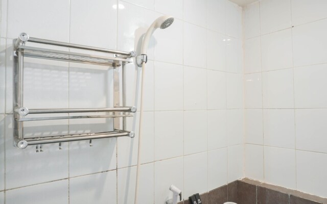 Simple And Cozy Living 2Br At Green Pramuka City Apartment