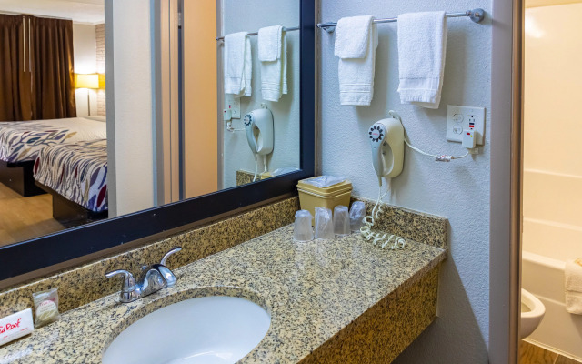 Red Roof Inn Savannah - Richmond Hill/ I-95