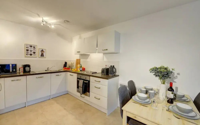 Lovely Flat in Kiln Close With Free Parking