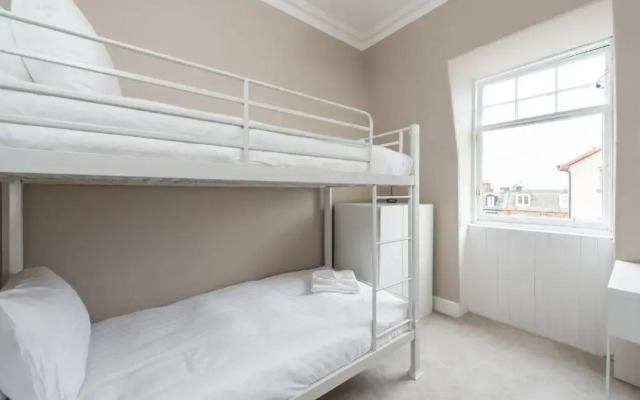 Bright 2 bed apartment North Berwick High Street