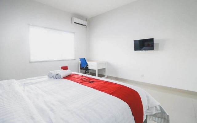 RedDoorz Plus near Living Plaza Jababeka