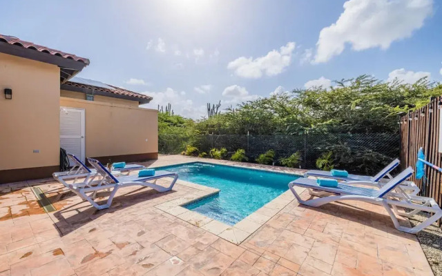 3BR Villa Central Location Private Pool Patio
