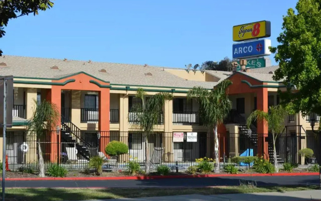 Super 8 Salinas
