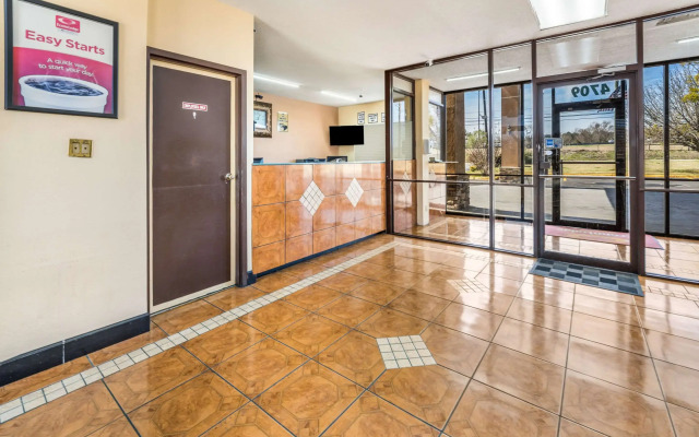 Econo Lodge Inn & Suites Macon West