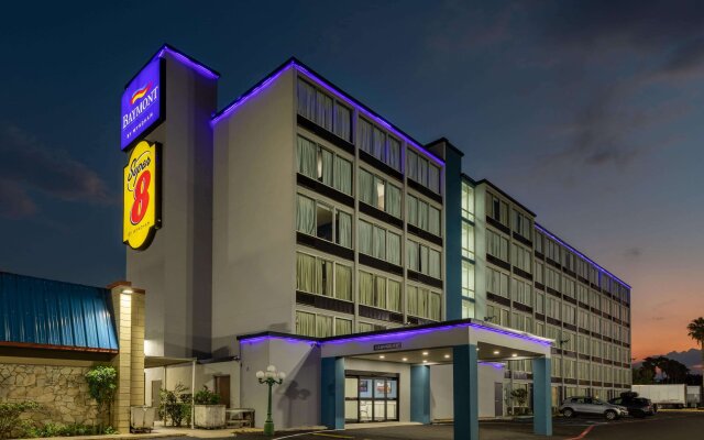 Super 8 by Wyndham Laredo