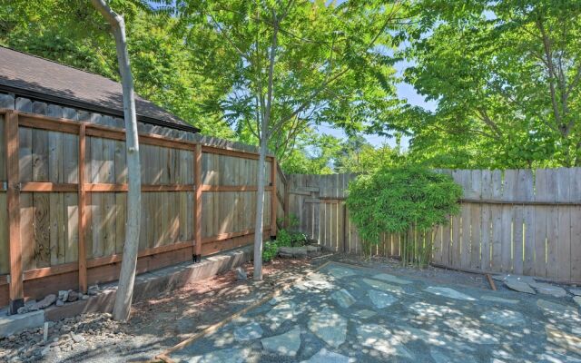 Close to Parks & Brews: Sunny Grants Pass Apt!