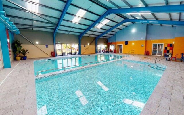 Spacious 2 bed Holiday Home Entertainment on Site