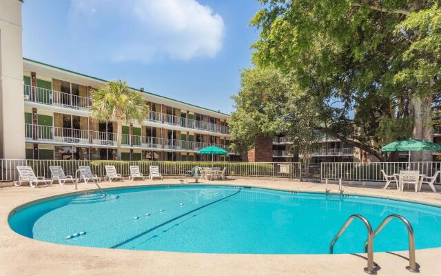 Days Inn Charleston Patriots Point