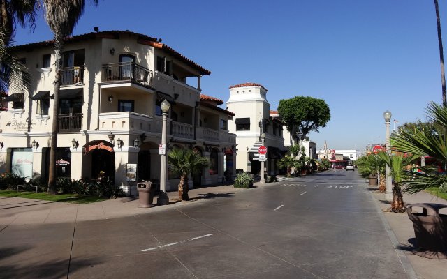 Balboa Inn, On the Beach