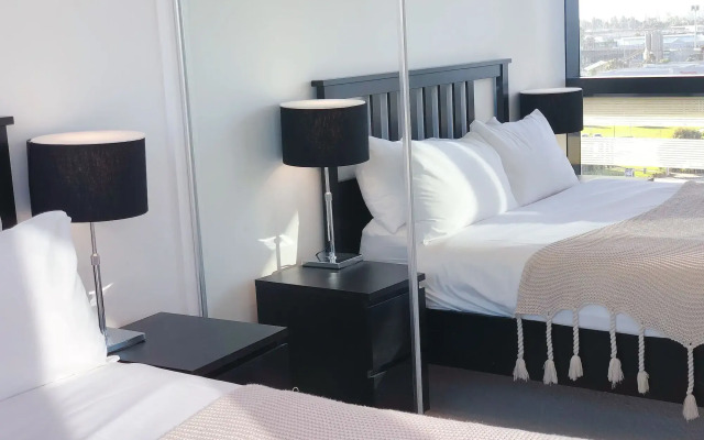 Melbourne Docklands Luxury Seaview Apartment