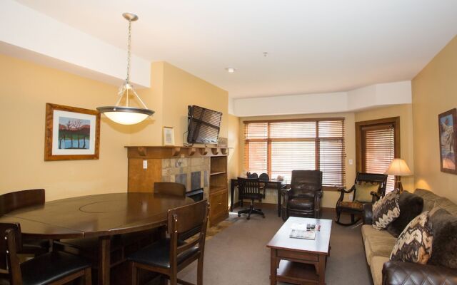 Updated 2 Bedroom -Fireplace & Balcony by RedAwning