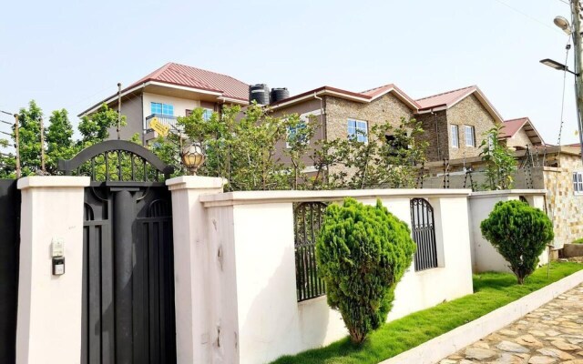 Spacious, Quiet & Cozy- Close to Highway-parking