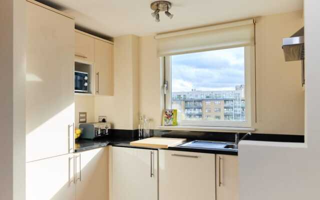The Weavers Field Place - Classy 3bdr Flat With Terrace