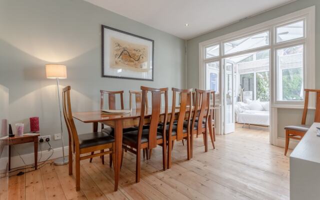 3 Bedroom Family House With Garden